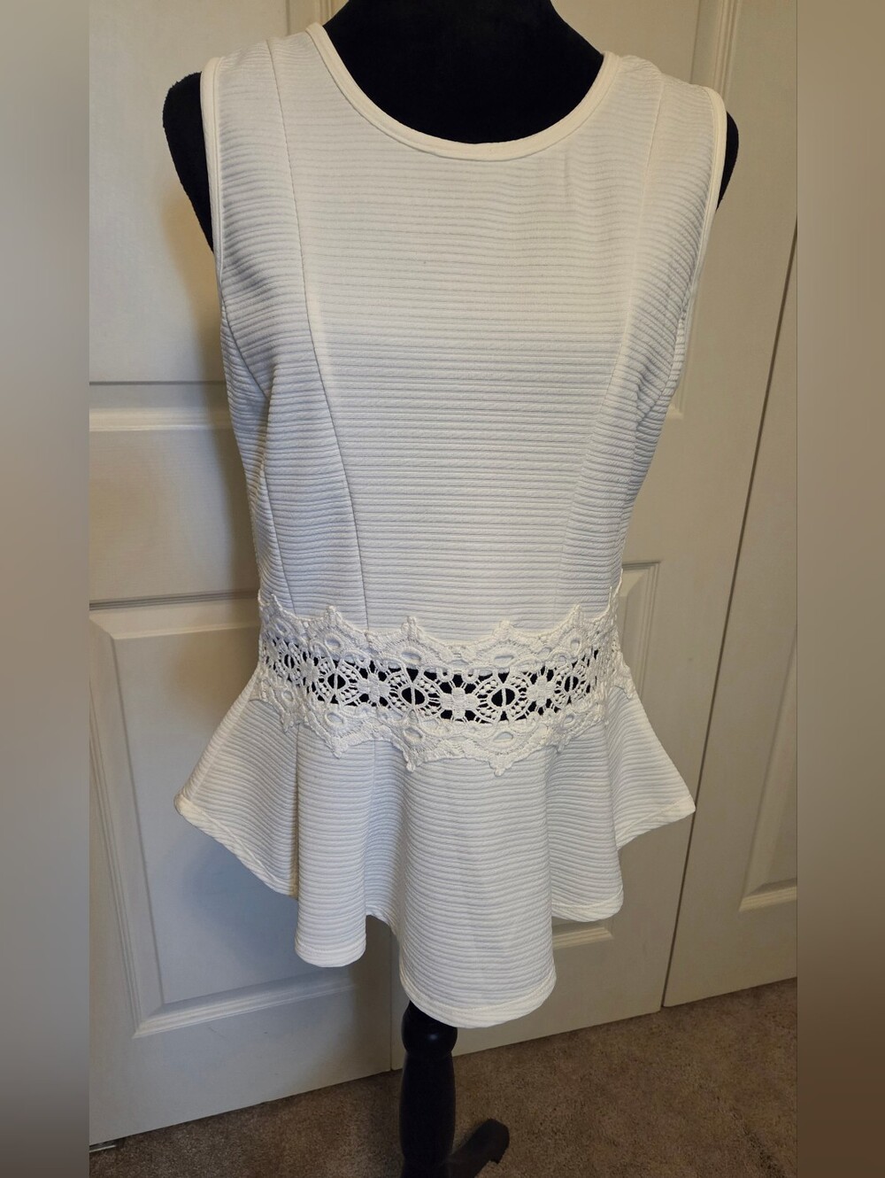 BCX Fit & FLARE Ivory LACE CUTOUT Sleeveless TEXTURED BLOUSE Size M
